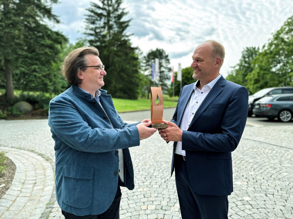 Karl-Ludwig Holl is handing over the award to Tobias Abeln